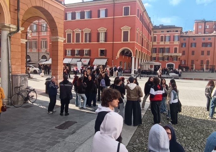 Manifestazioni e cortei di giovani in tutta Italia, ma a Modena la piazza è deserta