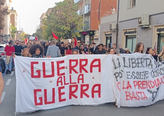 Modena, in mille al corteo: bruciate bandiere di Israele e degli Stati Uniti