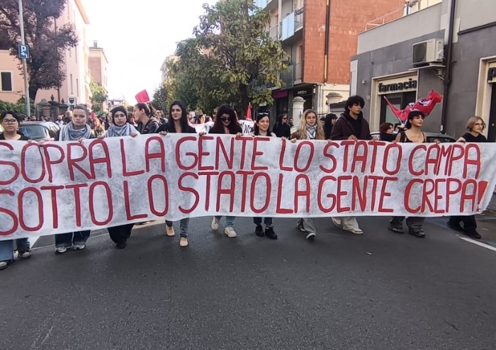 Modena, in mille al corteo: bruciate bandiere di Israele e degli Stati Uniti