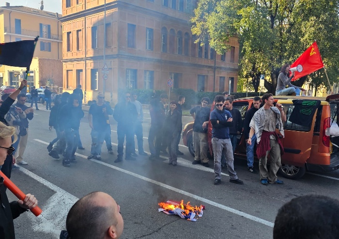 Modena, in mille al corteo: bruciate bandiere di Israele e degli Stati Uniti