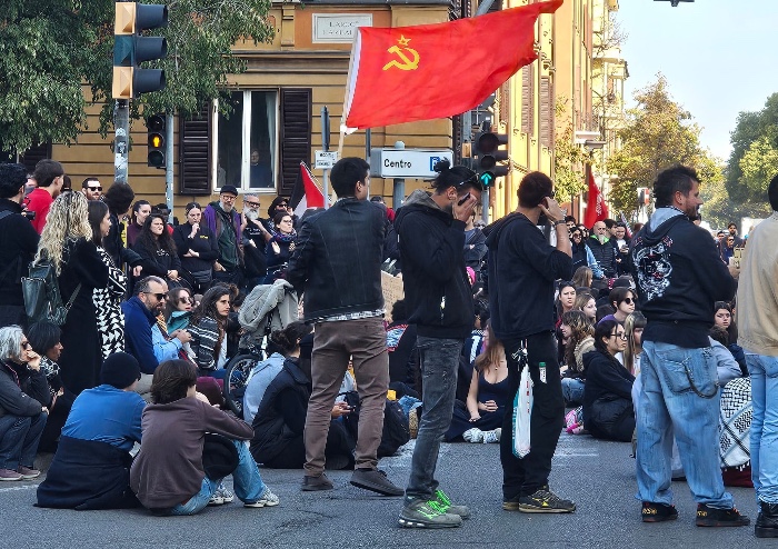 Modena, in mille al corteo: bruciate bandiere di Israele e degli Stati Uniti