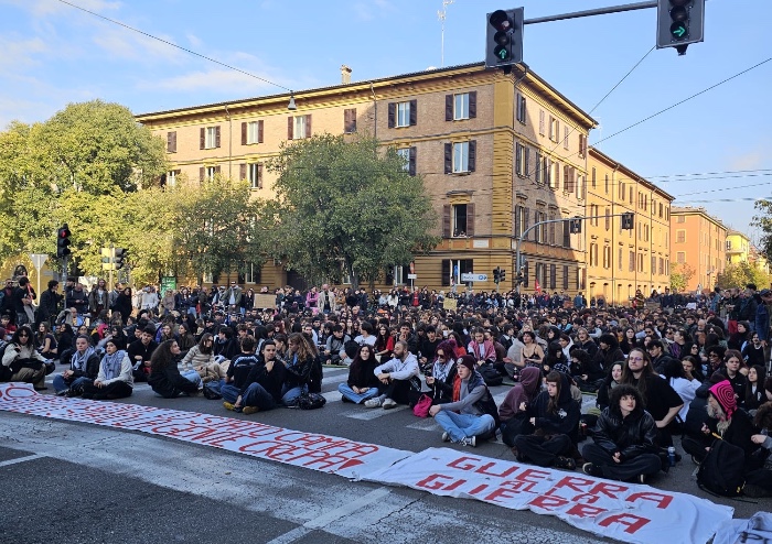Modena, in mille al corteo: bruciate bandiere di Israele e degli Stati Uniti